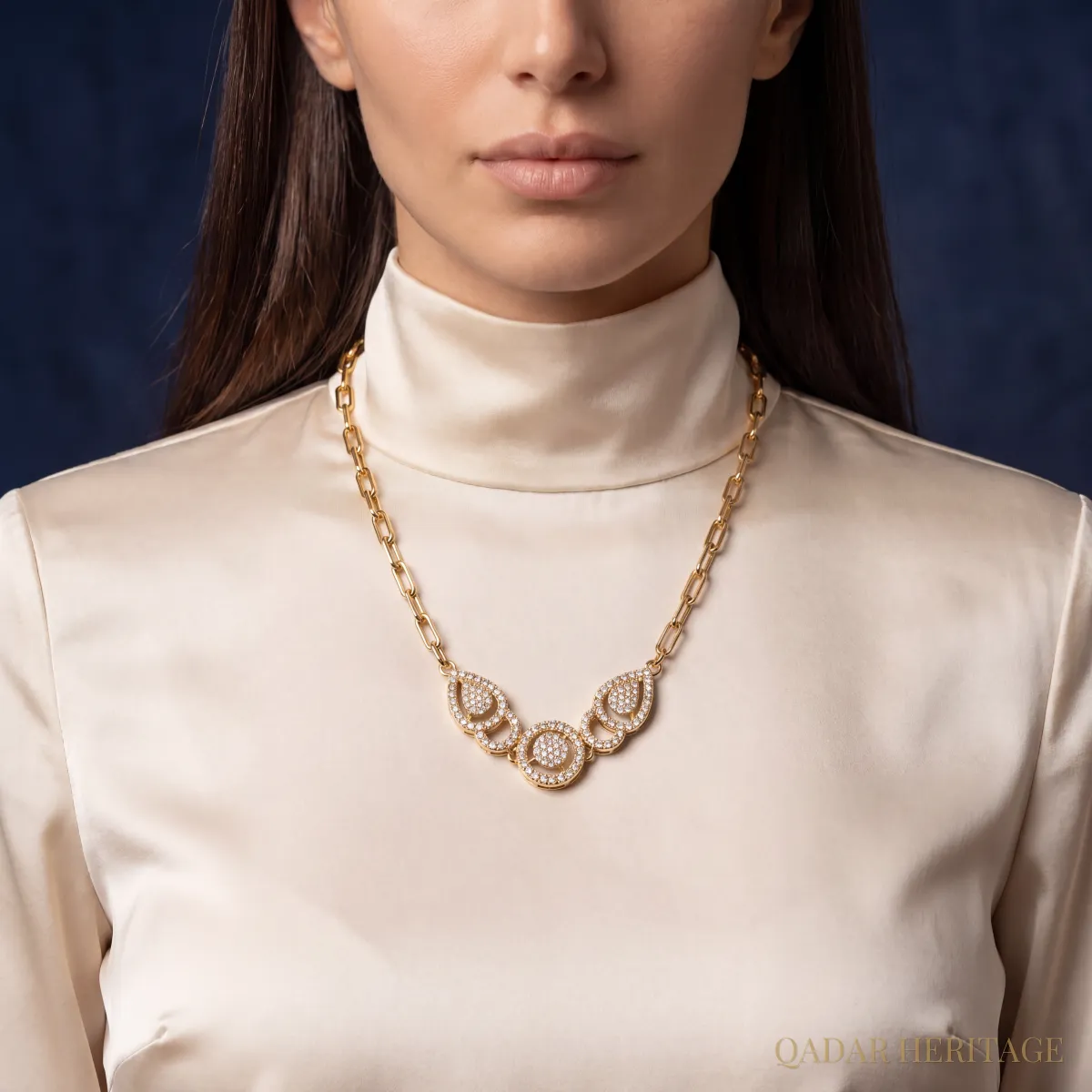 عقد ذهبي مرصع بتصميم دوائر ملكية