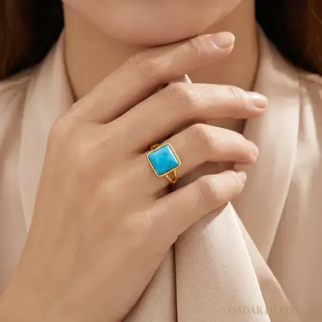خاتم فيروز مربع بإطار ذهبي